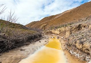 山洪泥石流等地质灾害具有突然性以及流速快，流量大，物质容量大和破坏力强等特点。发生山洪泥石流常常会冲毁公路铁路等交通设施甚至村镇等，造成巨大损失。